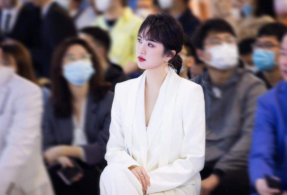 回顾华为千金姚安娜住着5亿豪宅管家年薪40万却非要当明星