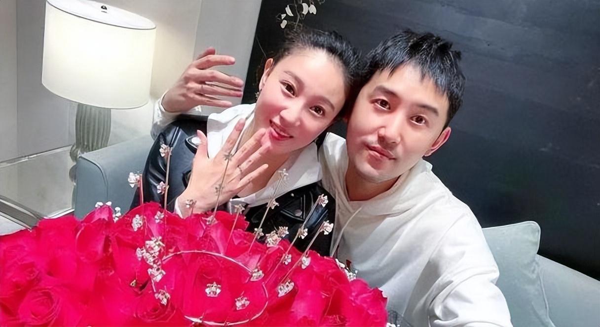 回顾美女军花侯梦莎和吴京搭档出演军旅剧走红现幸福美满