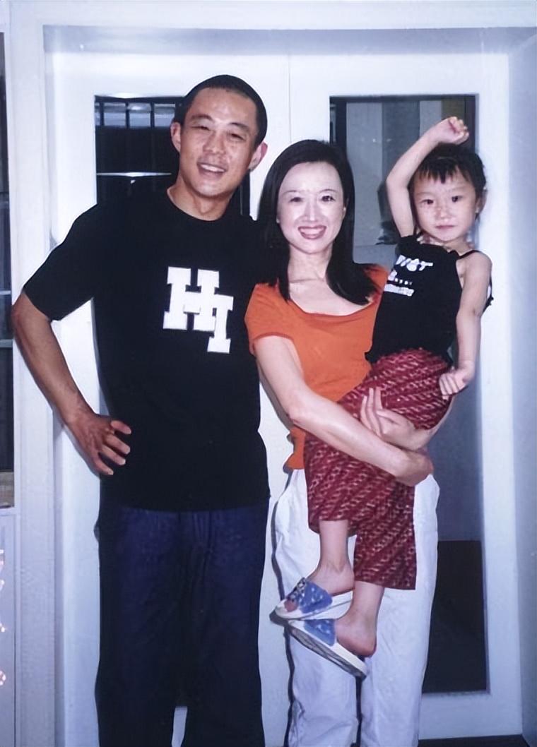 回顾张丰毅对前妻冷漠二婚娶小12岁霍凡29年未生子女被宠成宝