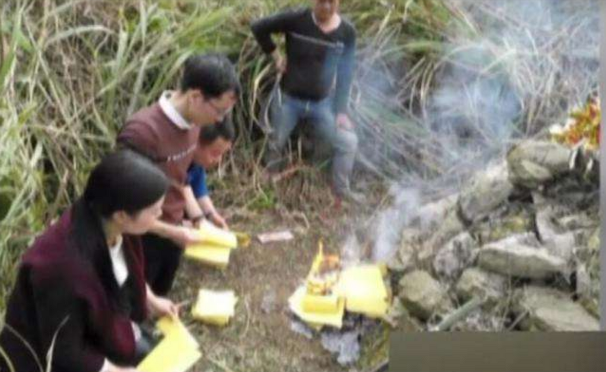 92年湖北夫妻丢下女儿自尽23年后女儿开棺验尸验证是否为亲生