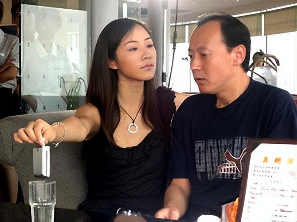 回顾侯天来娶普通妻子婚后连生两个女儿提起女儿总流泪