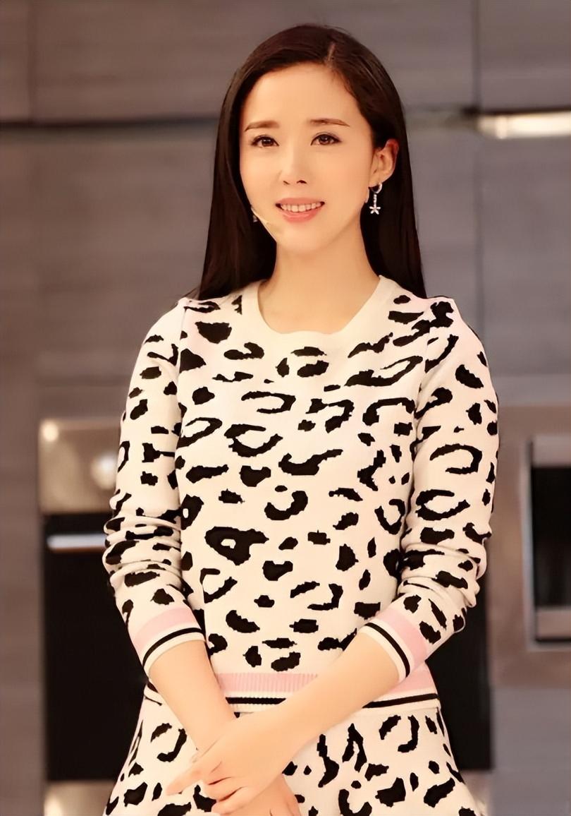 回顾演员颜丹晨44岁勇敢为小丈夫生儿子今一家三口幸福满满