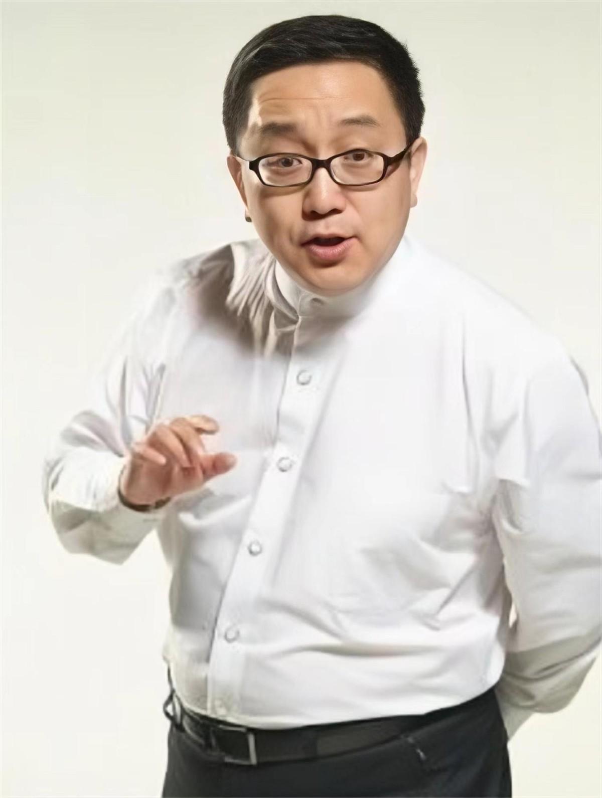 随着女儿大了,句号又开始捡起了自己的老板行开始琢磨起相声小品.