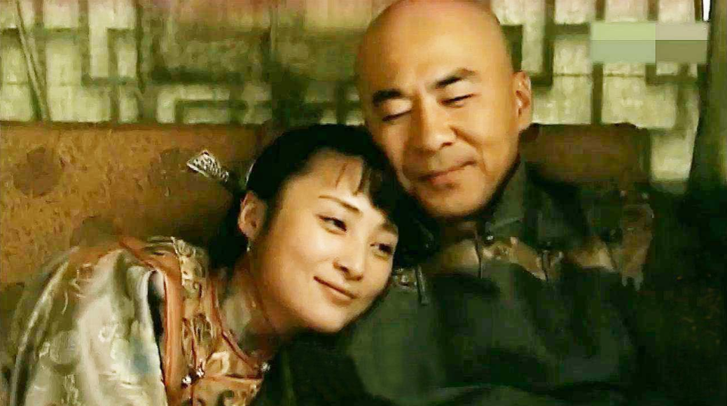 陈建斌,蒋勤勤《乔家大院》剧照剧中他饰演男主角"乔致庸",历史上极具