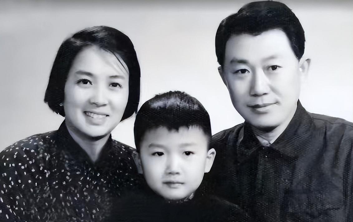 回顾艺术家谢芳主动追求张目与他恩爱一生曾三代同堂美满幸福