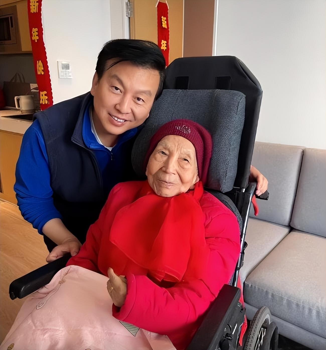 回顾张泽群:母亲去世,妻儿远在美国没有回来,孤独一人