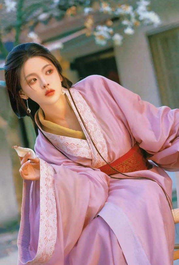 杨超越春日战国袍造型:穿越时光的时尚传奇