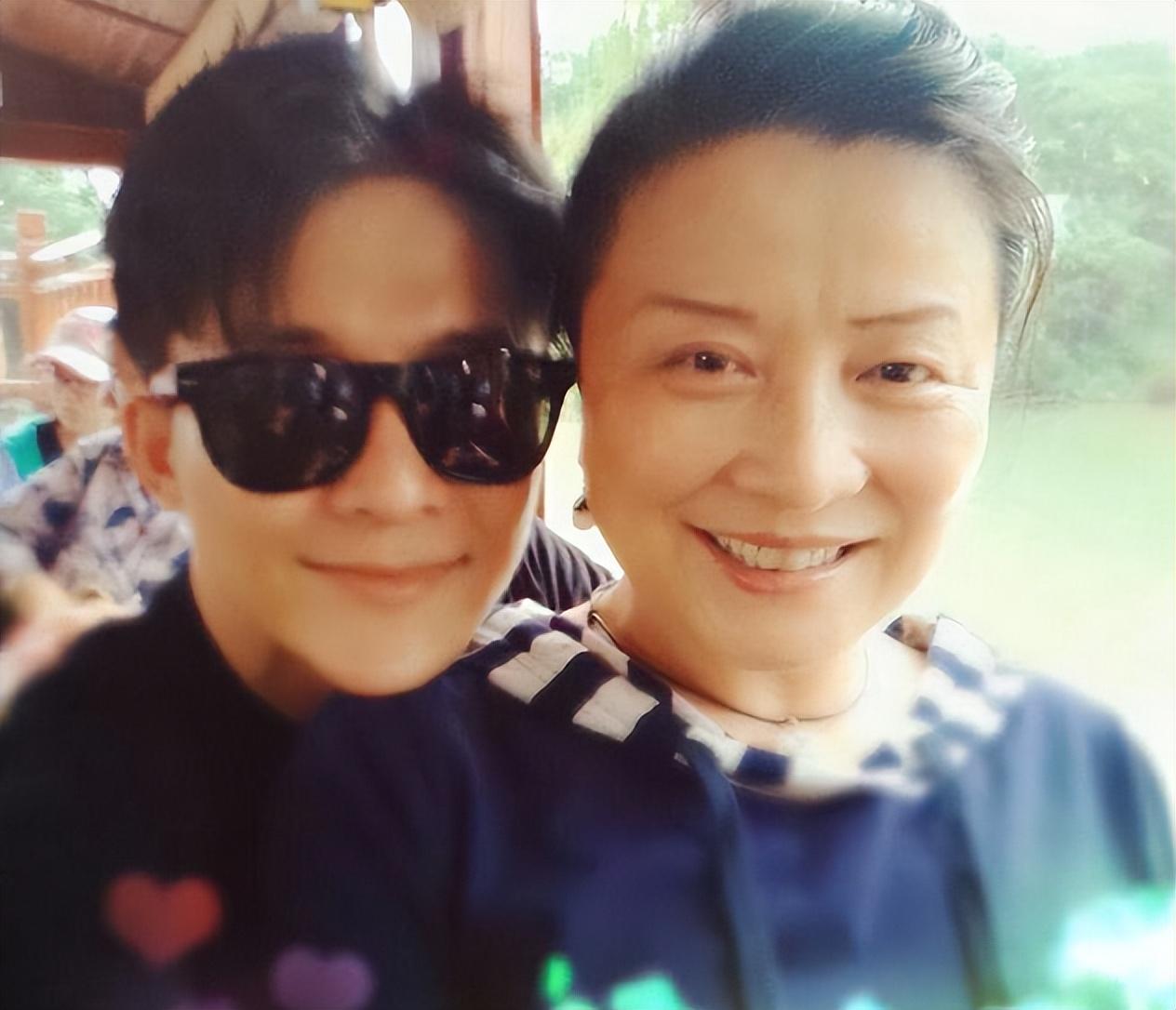 回顾边策央视帅哥主持32岁前途无量谁料和母亲通话后从8楼跳下