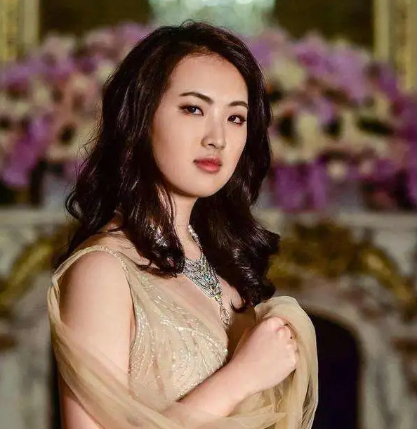 回顾华为千金姚安娜住着5亿豪宅管家年薪40万却非要当明星