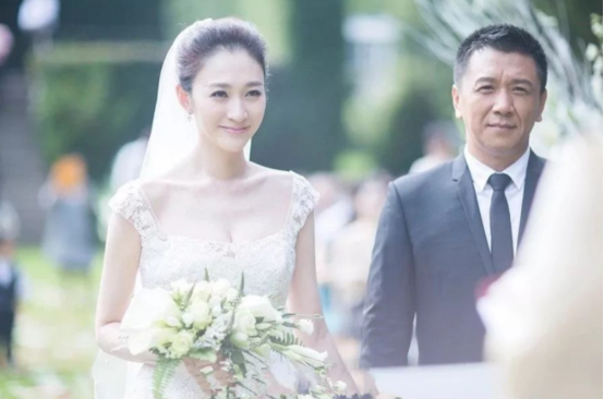 回顾李小冉:与鄢颇分手后嫁"男闺蜜",46岁凭《林深见鹿》翻红