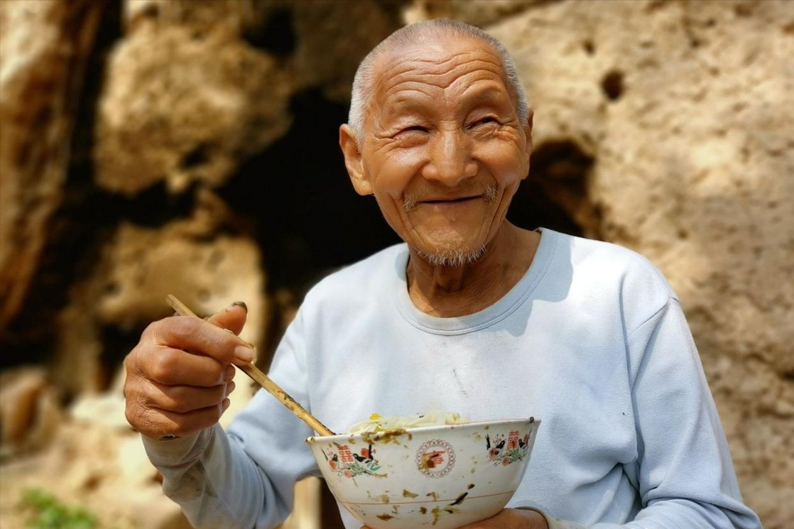 回顾79岁老人独居窑洞与流浪狗同吃一种烩饭看他活成啥样