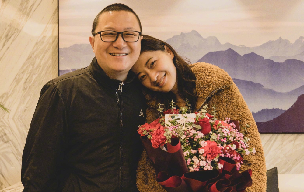 回顾朱时茂26年前的春晚有谁注意他旁边那女生如今成超级巨星