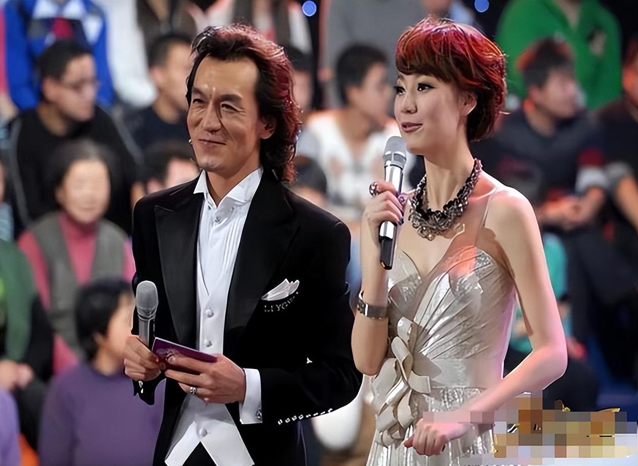 回顾主持王冠曾和曹可凡传绯闻38岁依旧单身婚姻让父母担忧