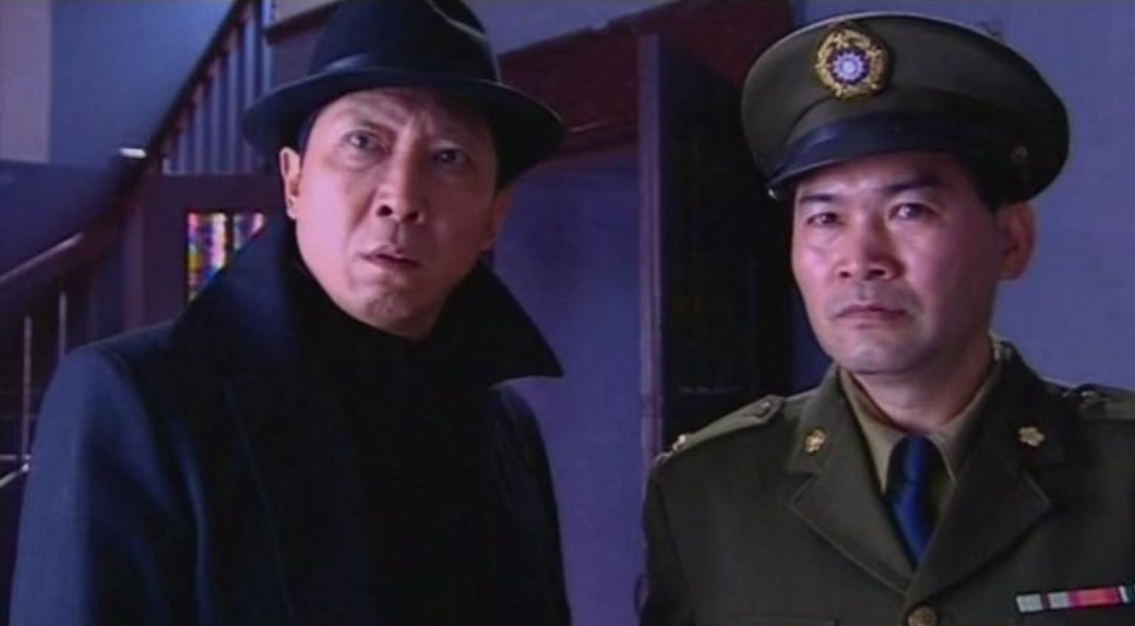 被导演朱一民拉进影视圈,韩童生与赵本山演了《一村之长》.