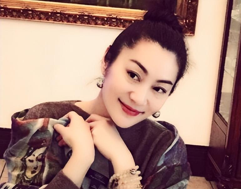 张潮和前妻离婚之后,十余年间未见商业起色,这个时候的他转身回到娱乐