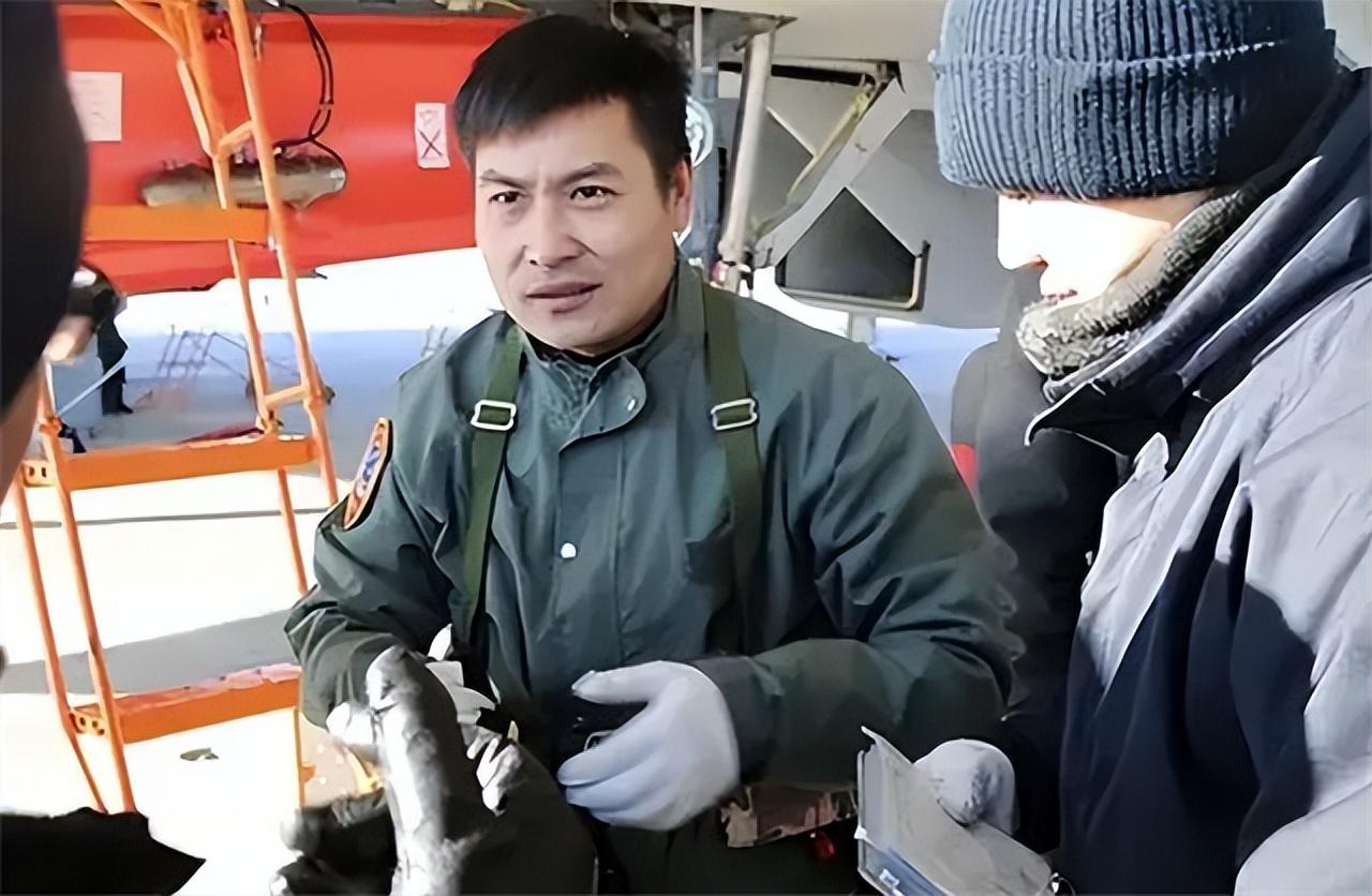 16年航母飞行员张超牺牲,女儿仅2岁,空姐妻子继承夫志应征入伍