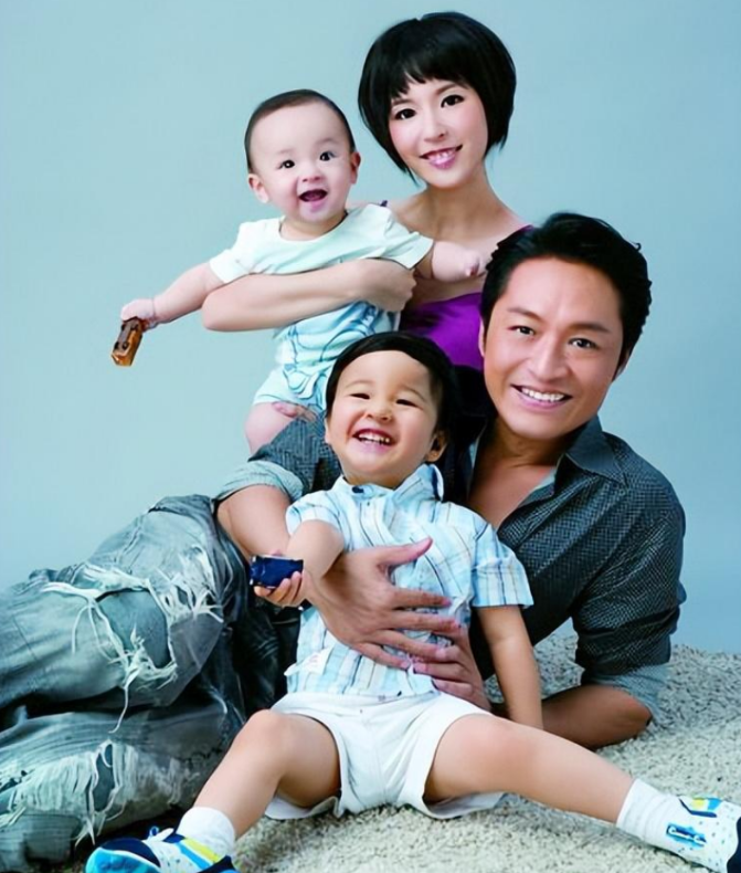 回顾吴佳尼事业上升期嫁大21岁丈夫十年生一对儿子为何离婚