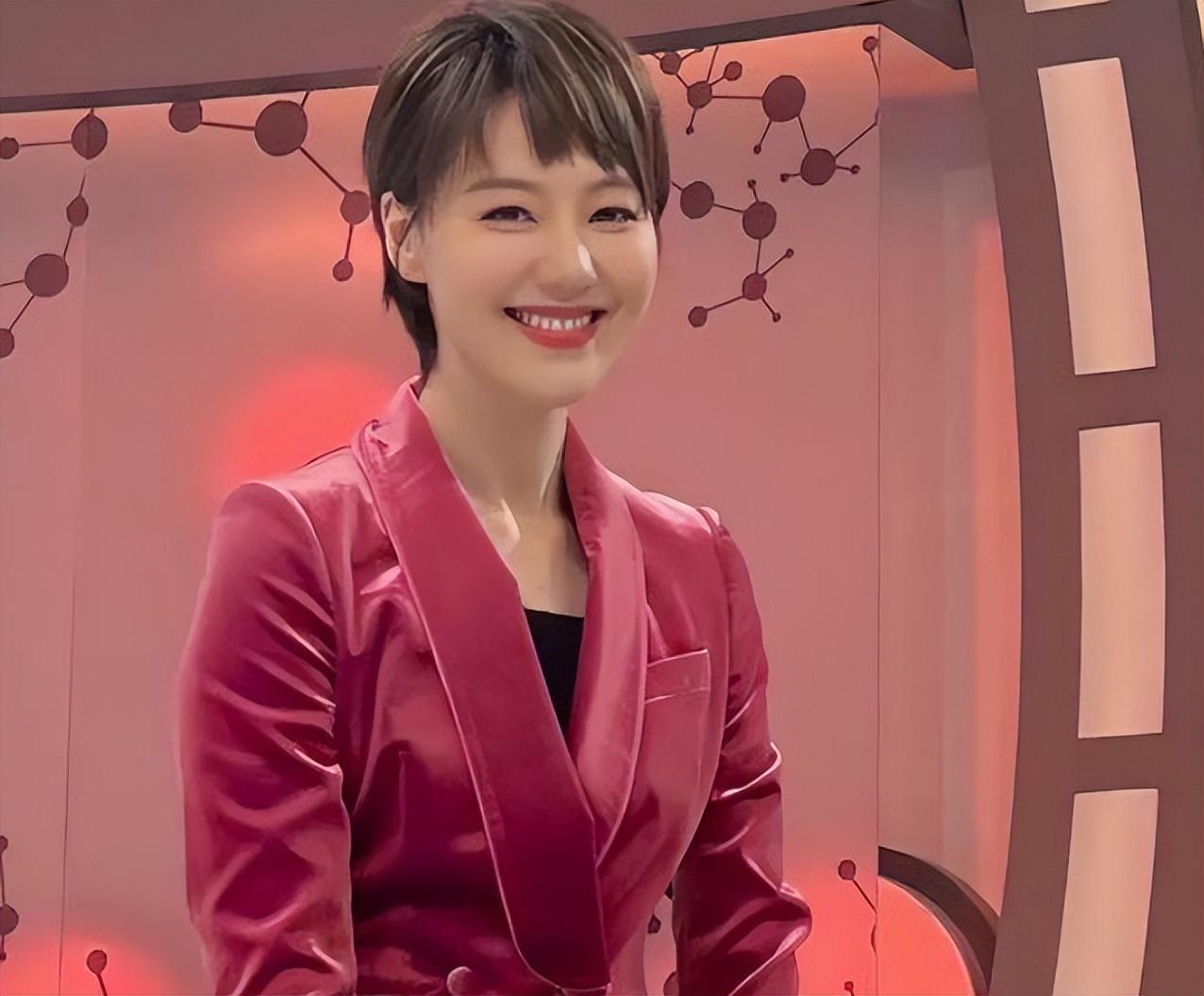 回顾主持王冠曾和曹可凡传绯闻38岁依旧单身婚姻让父母担忧