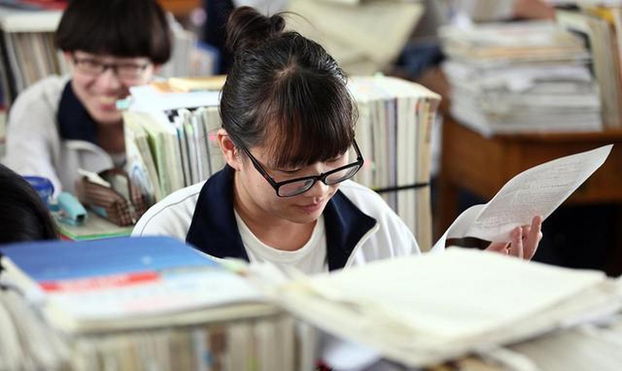 初中和高中学习方式不同,高中需自我管理和规划时间,发现问题并修正.