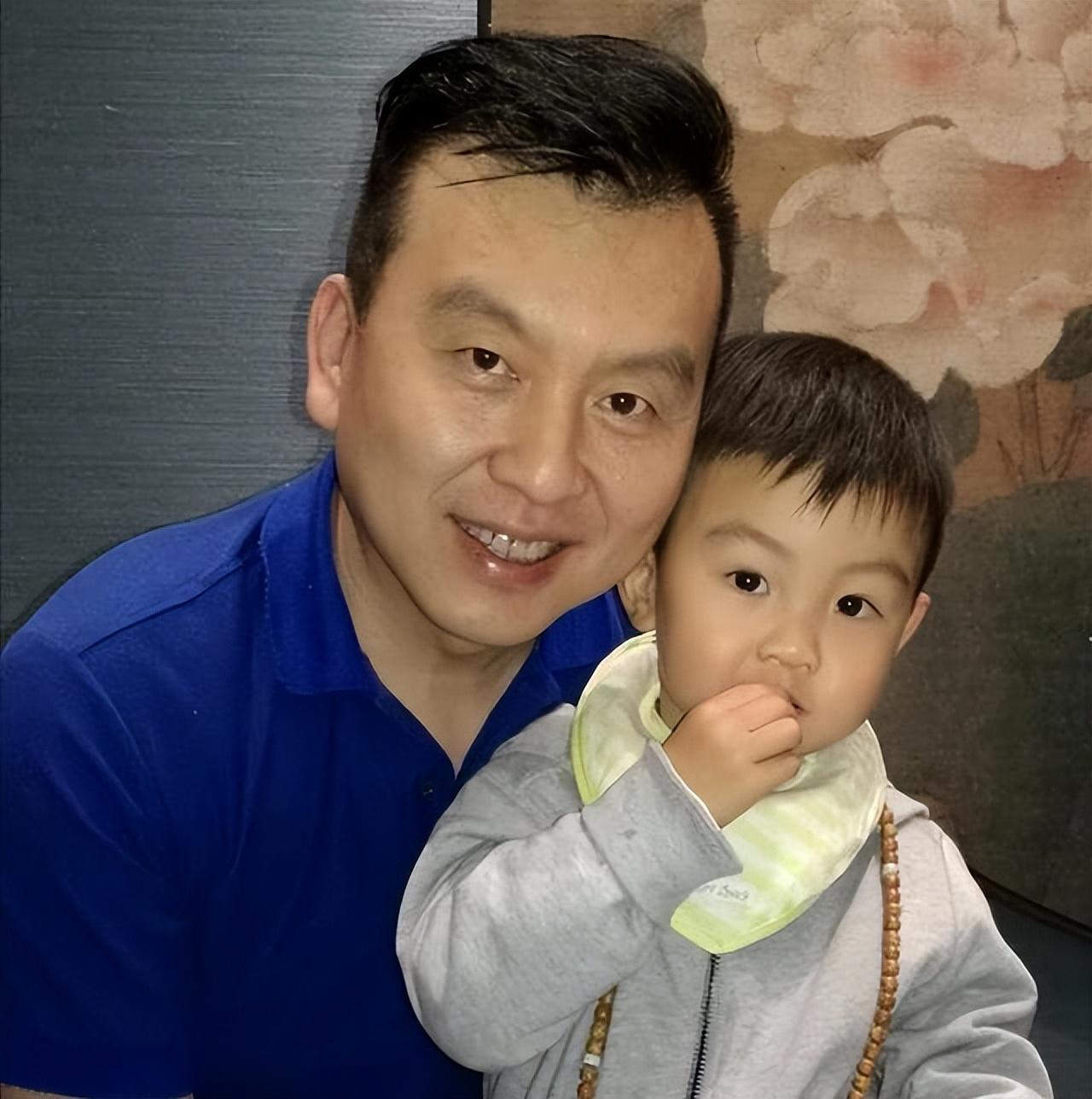 回顾张泽群母亲去世妻儿远在美国没有回来孤独一人含泪送别