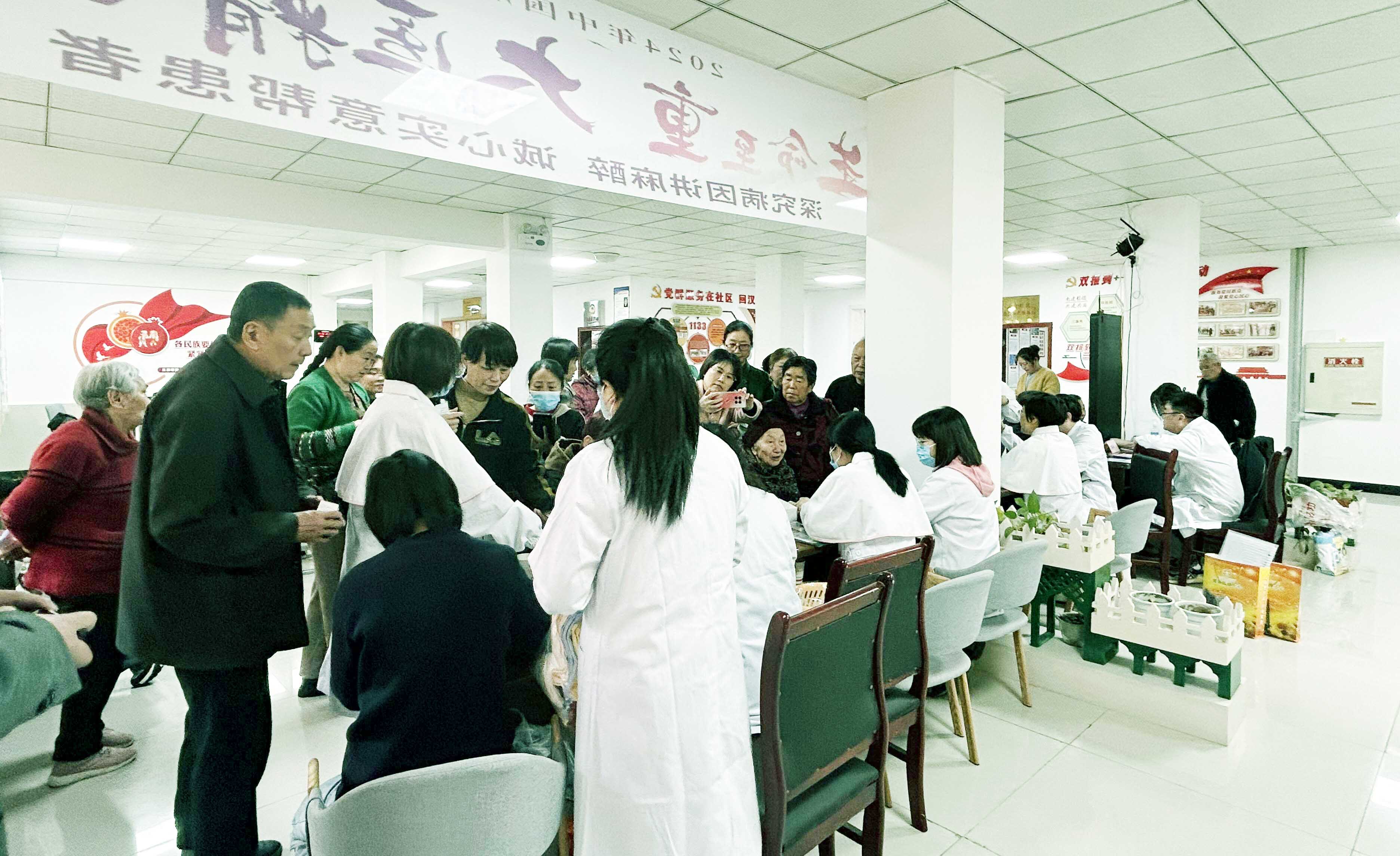 盐亭县人民医院举行北街社区健康驿站挂牌仪式暨义诊活动