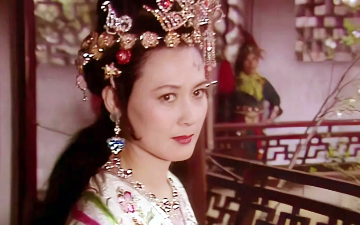 女性角色都是形态各异的美女,向梅也得到杨洁的邀请出演"乌鸡国皇后"