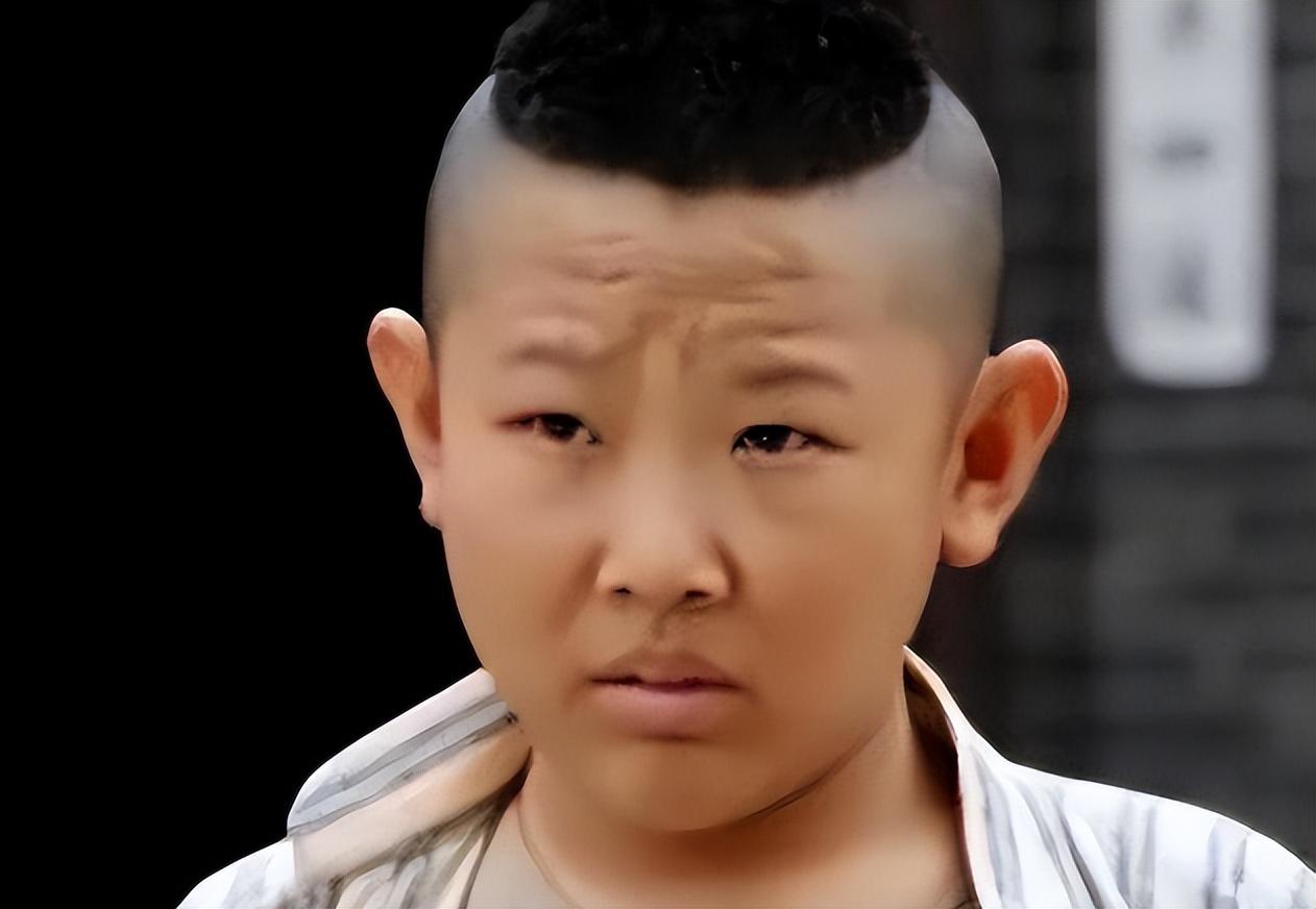 回顾侯祥9岁停止发育出道只能演小孩和妻子同框被嘲像母子