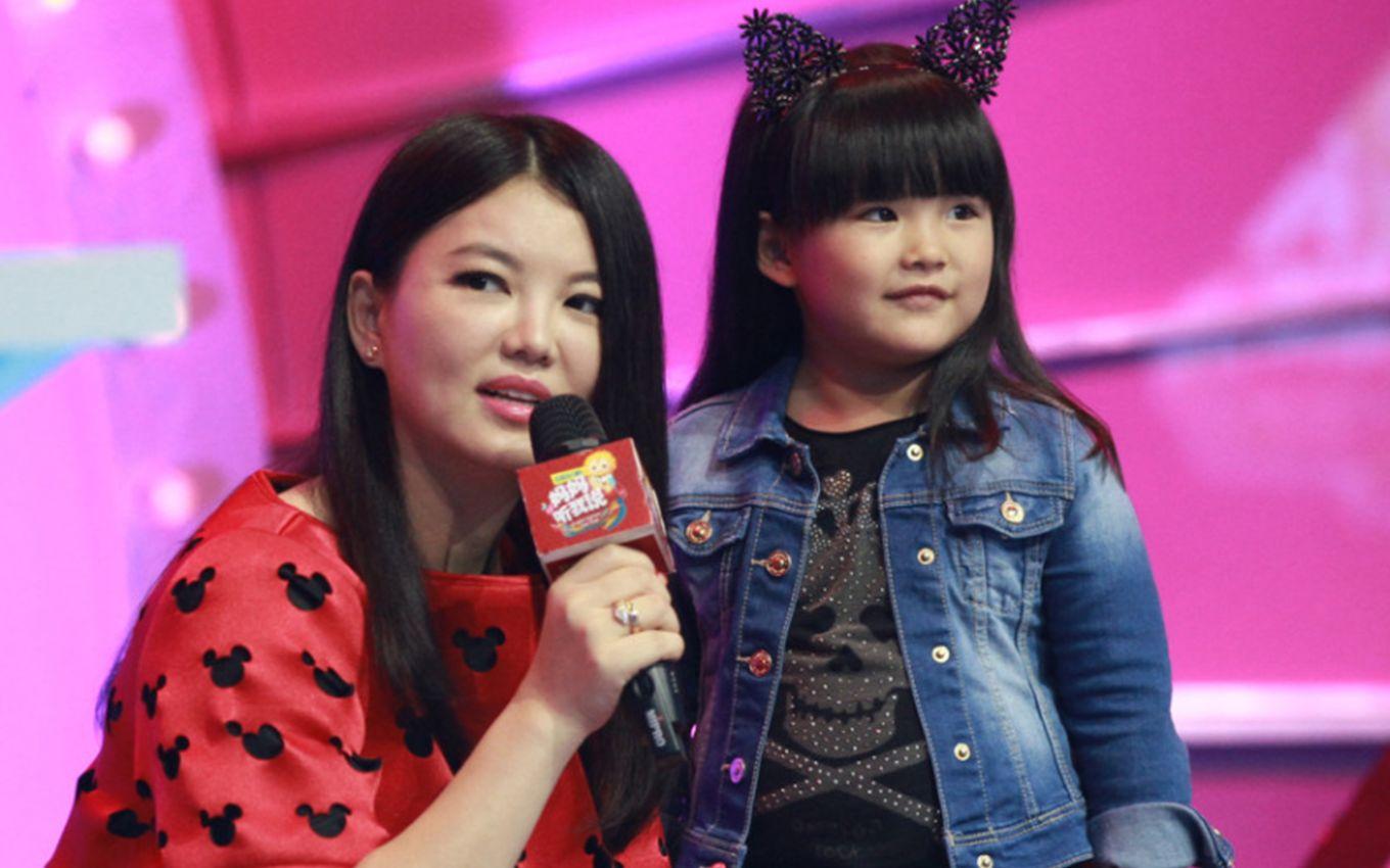 回顾李湘去看女儿王诗龄穿4万衣服提2万6包包被妈妈p成锥子脸