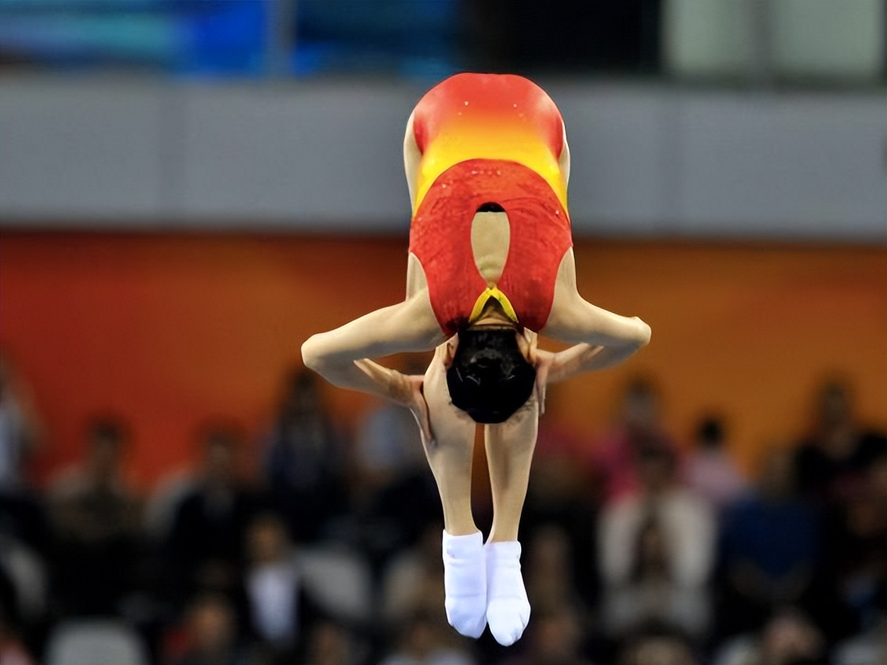 蹦床女神何雯娜:与陈一冰相恋无果,单身8年后闪婚二婚制片人