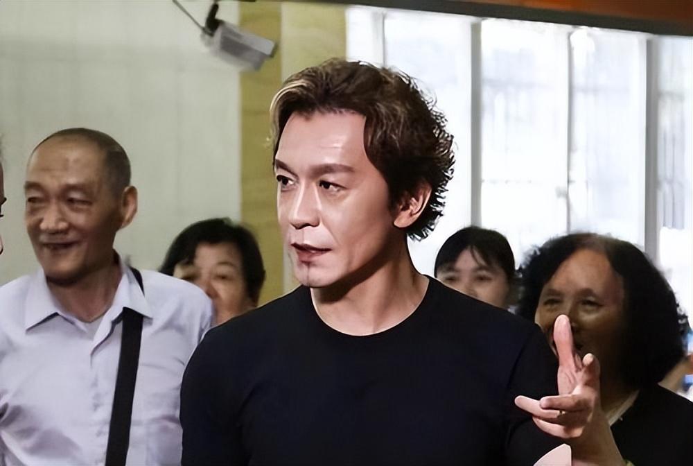 经过全面的检查,医生最终确诊李咏患上了咽喉癌.