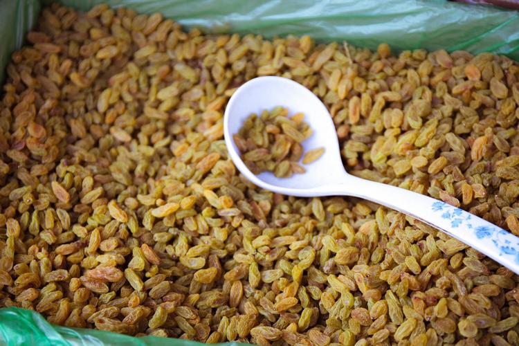 你吃葡萄干洗过吗?究竟要洗吗?这回终于有答案了,听听新疆人说