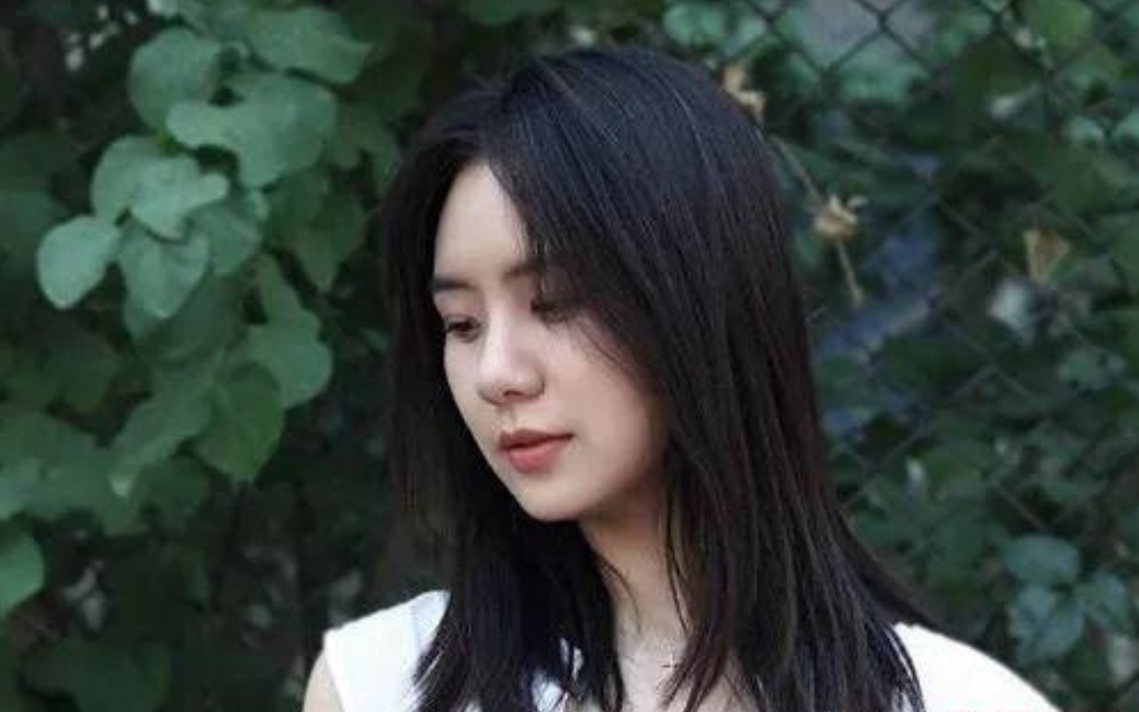 回顾张潮的女儿张晔子在没有父爱的环境里带泪成长34岁仍未婚