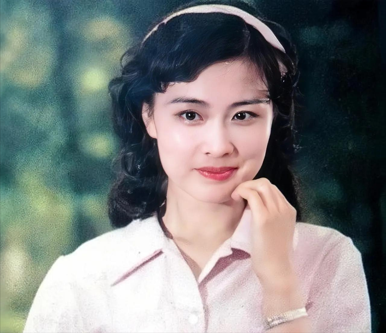 回顾女星赵娜离婚34年曾靠卖酒为生为何她被男人抛弃后成富婆