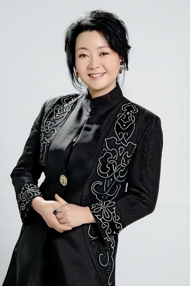 回顾著名演员郑晓宁曾为爱离婚49岁再婚娶小娇妻50岁终当爹