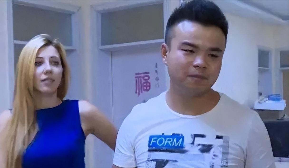 在河南的农村,阿廖娜像是一朵被风吹到异地的花,努力扎根,却总是感觉