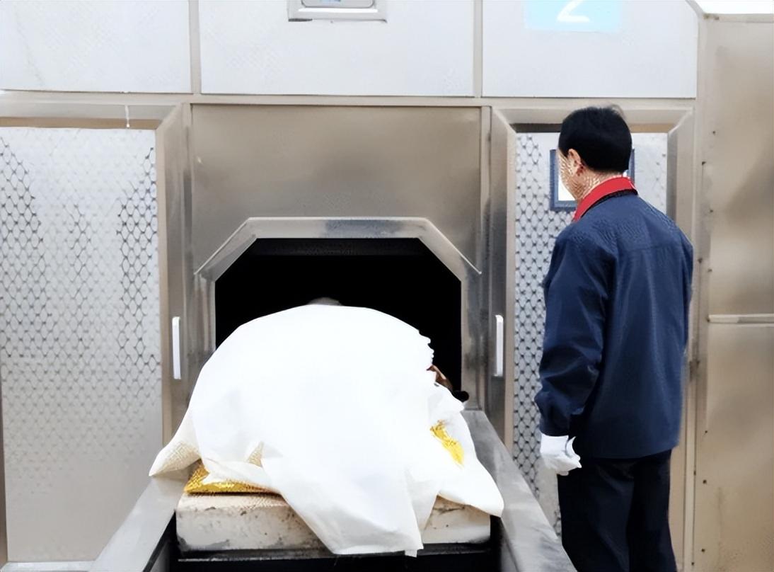 回顾:高温下殡仪馆火化工,除了清洗尸体铲骨灰,还要看尽人间百态