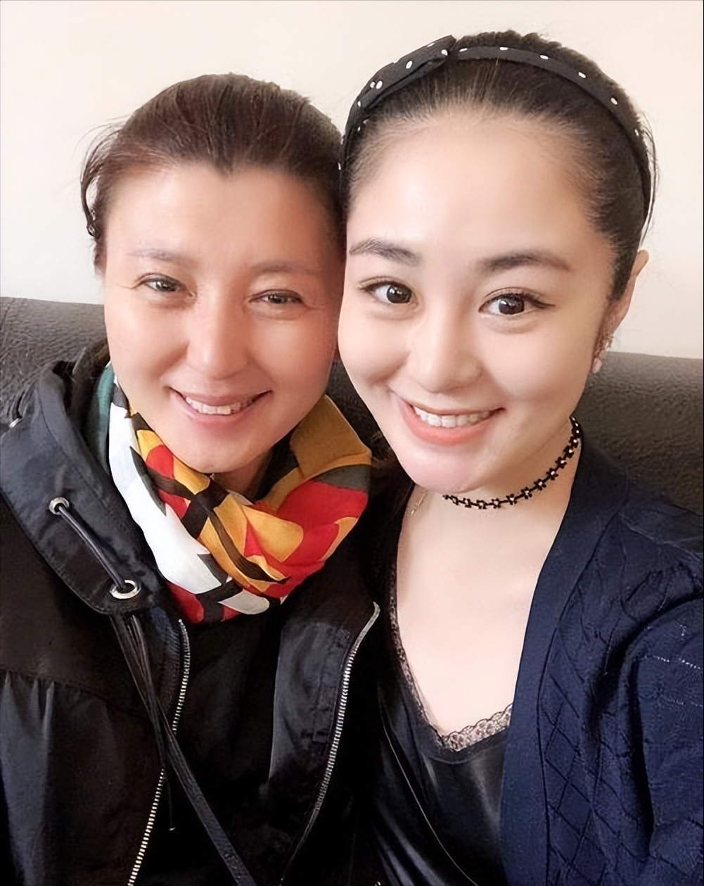 两人的婚礼也是很快就结束,毕畅也是以为自己成为了豪门中的阔太太