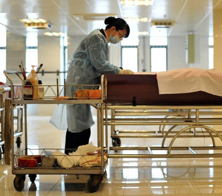 回顾:高温下殡仪馆火化工,除了清洗尸体铲骨灰,还要看尽人间百态