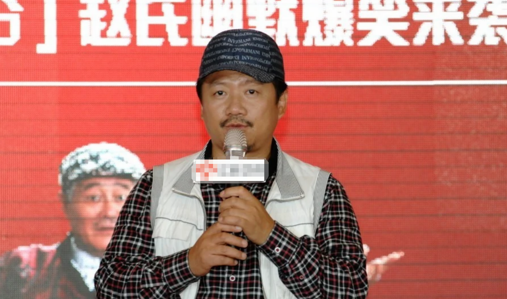 回顾演员唐鉴军走红后拒绝抛弃不孕妻子今一家四口其乐融融