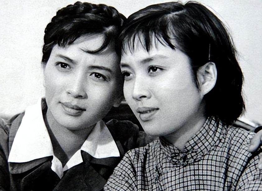 回顾艺术家谢芳主动追求张目与他恩爱一生曾三代同堂美满幸福