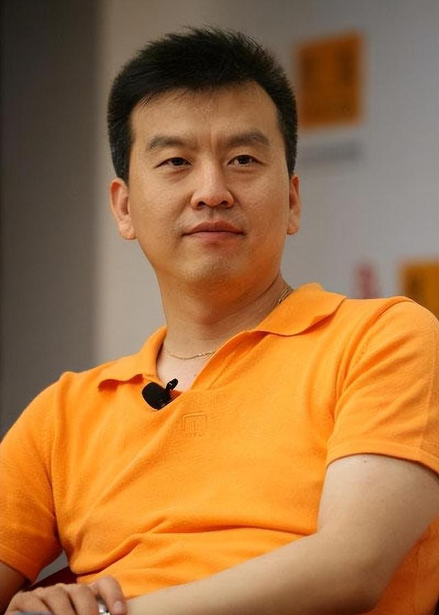 回顾张泽群母亲去世妻儿远在美国没有回来孤独一人含泪送别