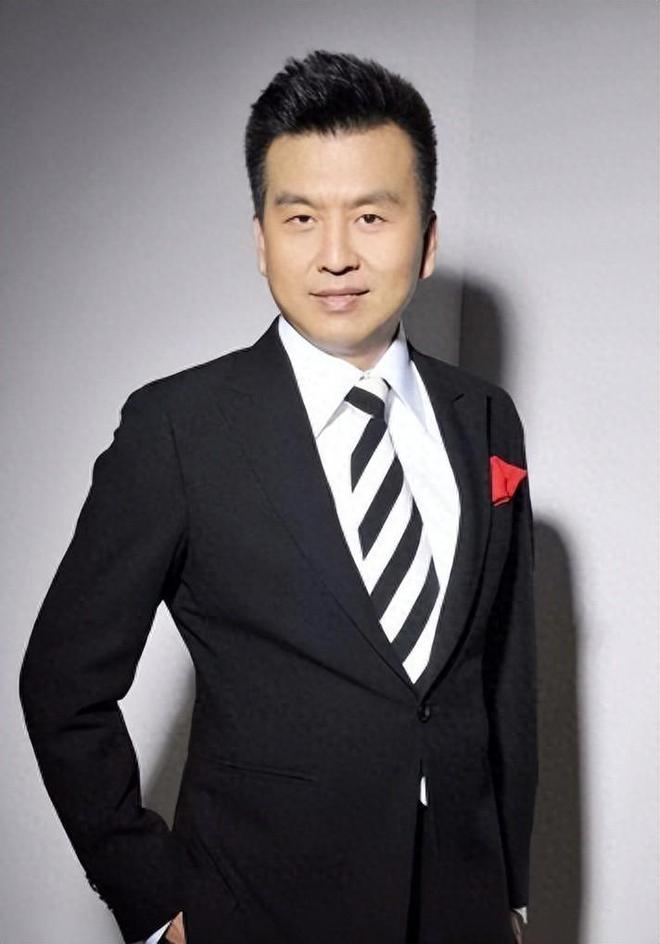 回顾张泽群母亲去世妻儿远在美国没有回来孤独一人含泪送别