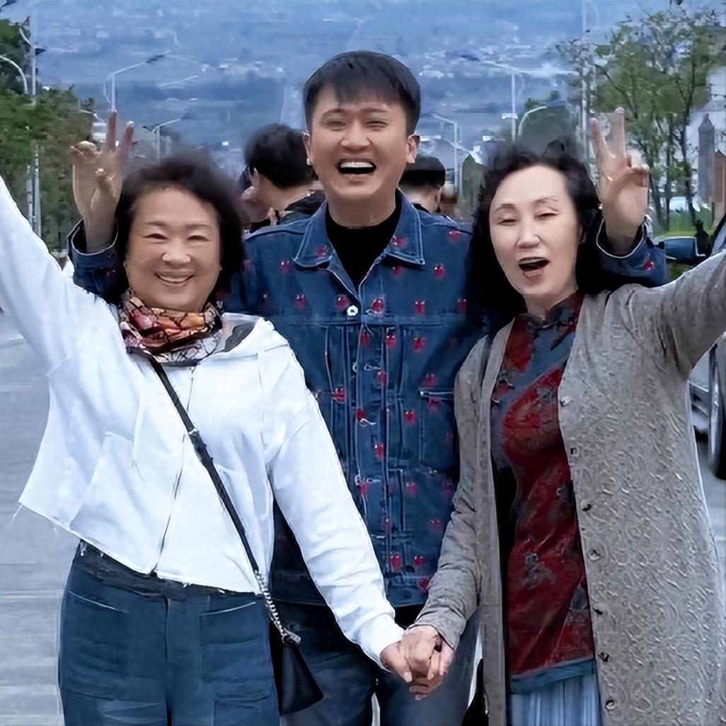 回顾主持人杨帆娶平凡妻子生下两个女儿日子过得有滋有味