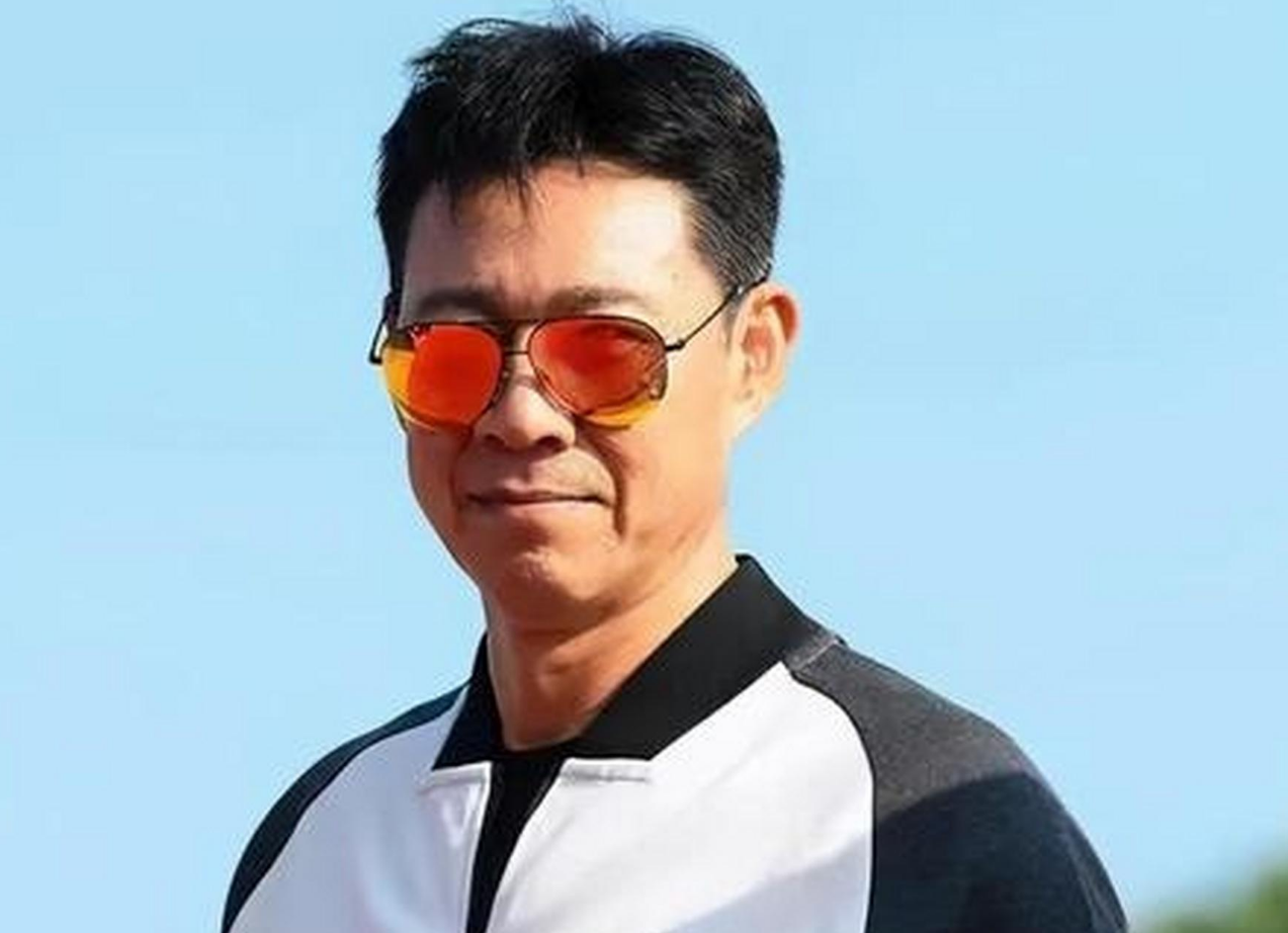 回顾演员张丰毅对吕丽萍和儿子漫不经心将小12岁的霍凡宠成宝