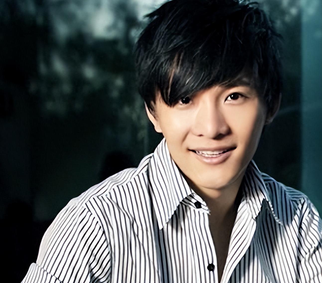 回顾边策:央视帅哥主持,32岁前途无量,谁料和母亲通话后从8楼跳下