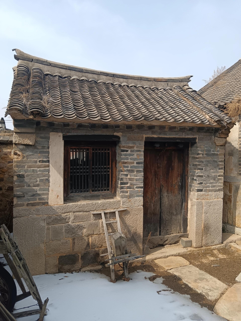 山东古村落(103-6)小厢房大粗梁‖小而精 小院是东西小厢房,厢房很小