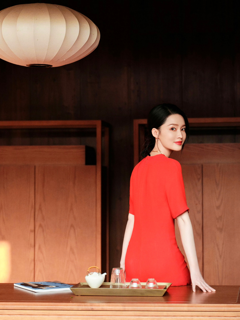 李沁大开叉红裙造型,彰显大长腿,好美!