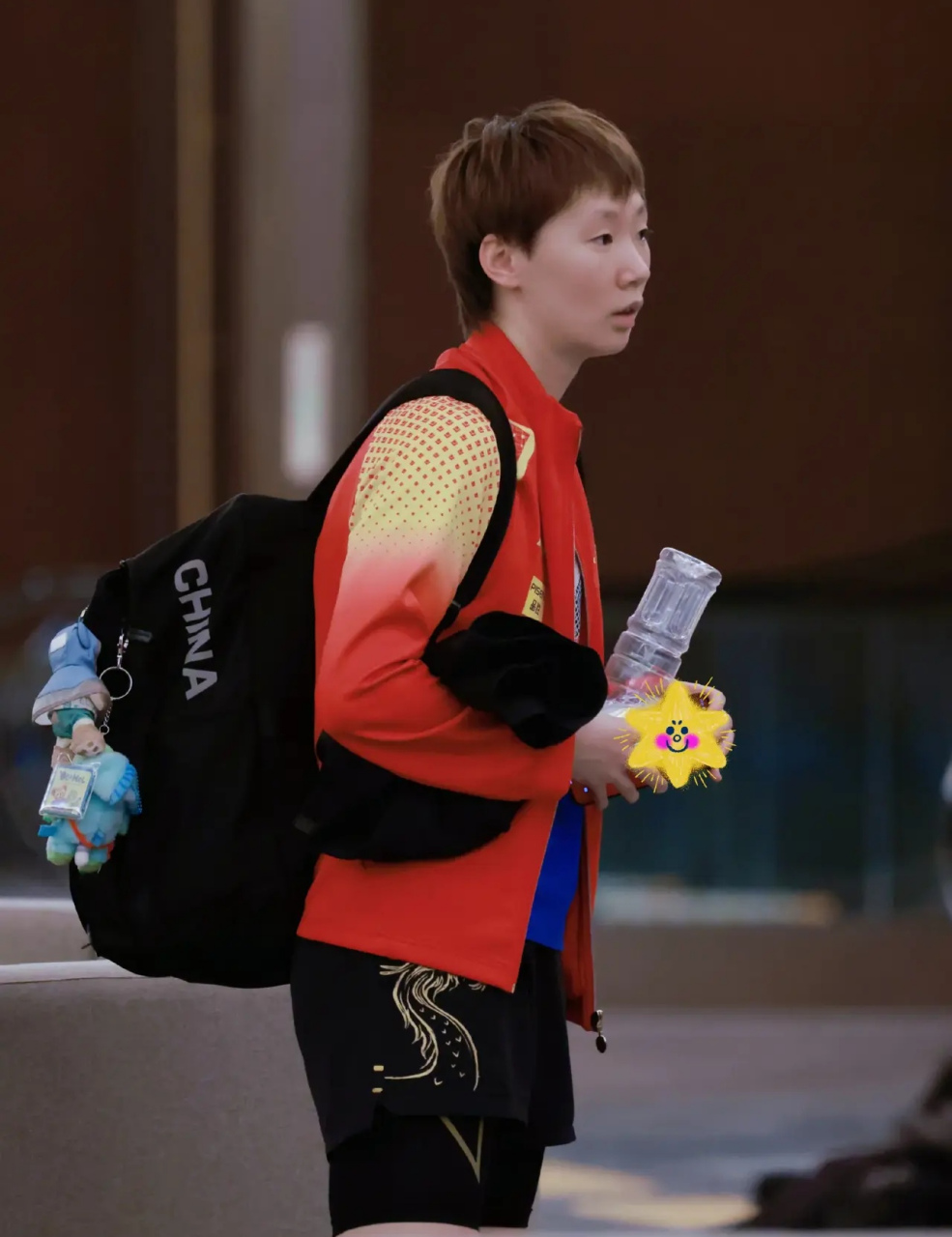 3月26日王曼昱和徐辉教练一起准备去适应场地训练.今天曼昱状态很好啊