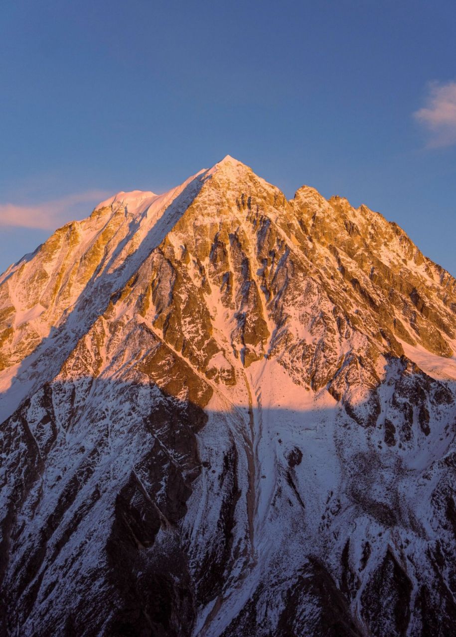 雪山图片 雪山,顾名思义,是陆地上的山被冰雪覆盖,覆盖山体的积雪