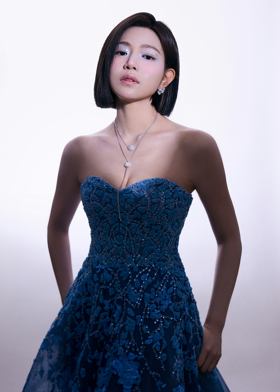 陈妍希齐耳短发蓝色刺绣花海裙